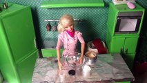 barbie bizarre E4 - Barbie's Stop Motion Cooking Show - Barbie vs. Peppa Pig