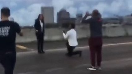 Demande en mariage sur une autoroute