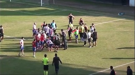 Sent-off football player kicks opponent in the face on purpose