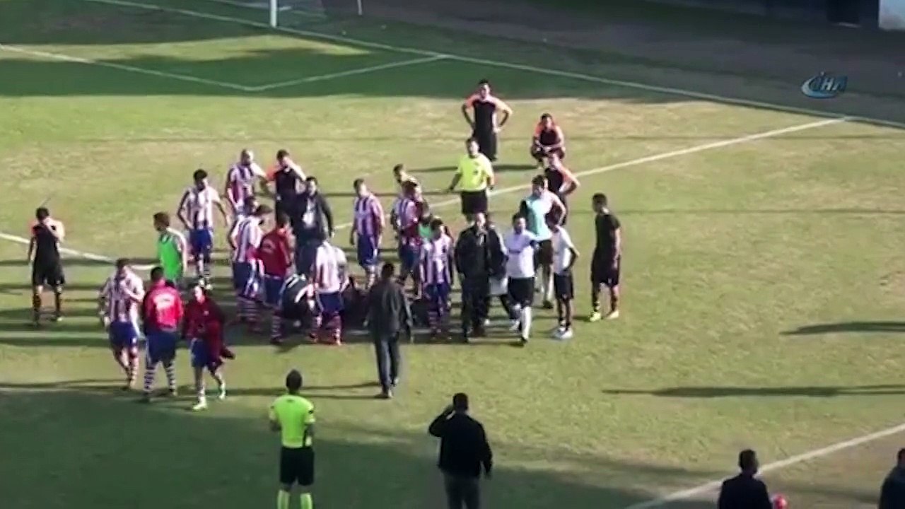 Après avoir reçu un rouge, il adresse un coup de pied d'une extrême violence à son adversaire