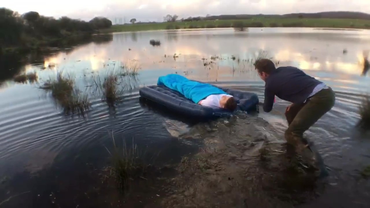 La blague du réveil en plein milieu d'un étang