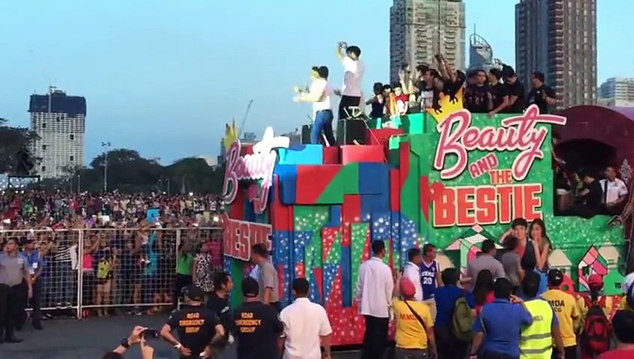 Coco Martin, James Reid and Vice Ganda Macho Dance at the MMFF Parade