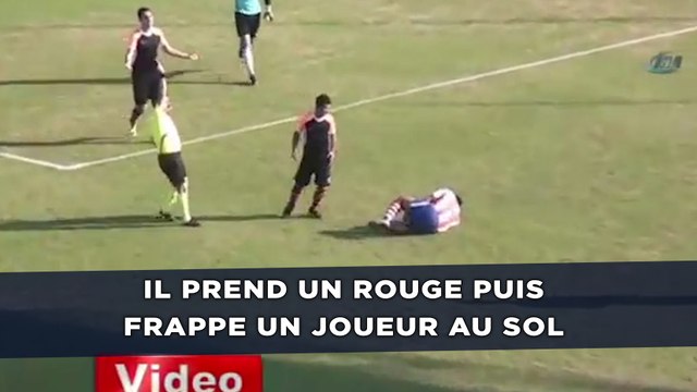 Il prend un rouge puis envoie un horrible coup de pied sur un joueur au sol