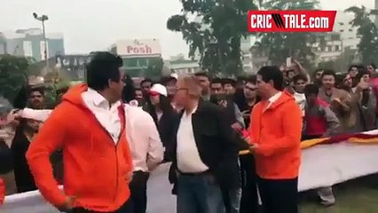 Waseem Akram Bowling of Dean Jones