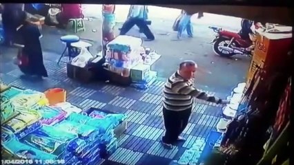 Ce Marocain n'aurait pas dû mettre une main aux fesses de ce