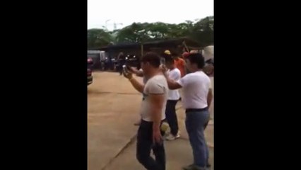 Garer des voitures avec une pelleteuse