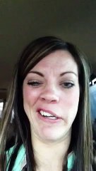 Une femme pliée de rire en voyant sa tête en sortant de chez le dentiste