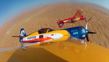 Un vuelo acrobático de película en el desierto de Abu Dhabi
