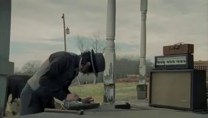 Jack White fabrique une guitare avec une bouteille de Coca... Rock!!!