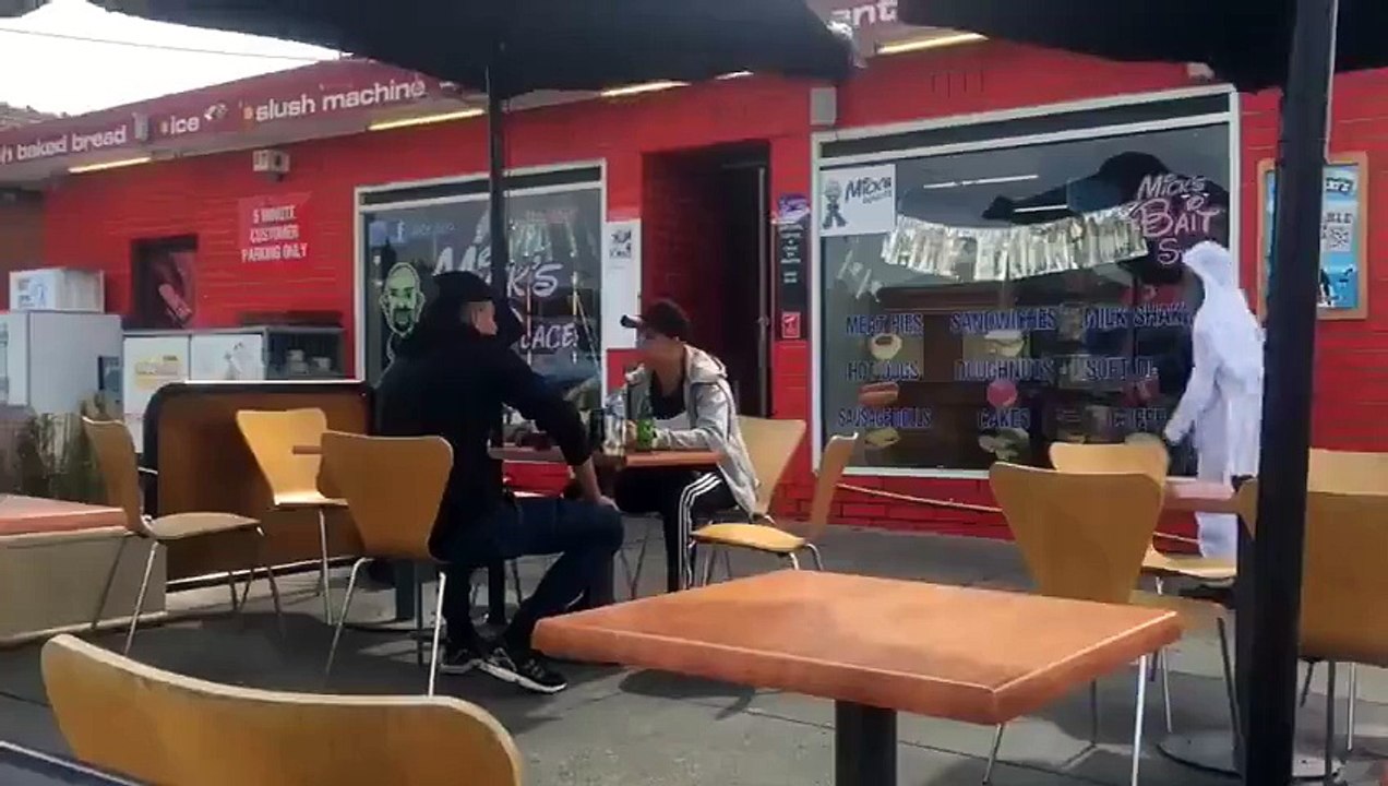 Caméra cachée, un homme en djellaba pose un sac à dos et s'enfuit