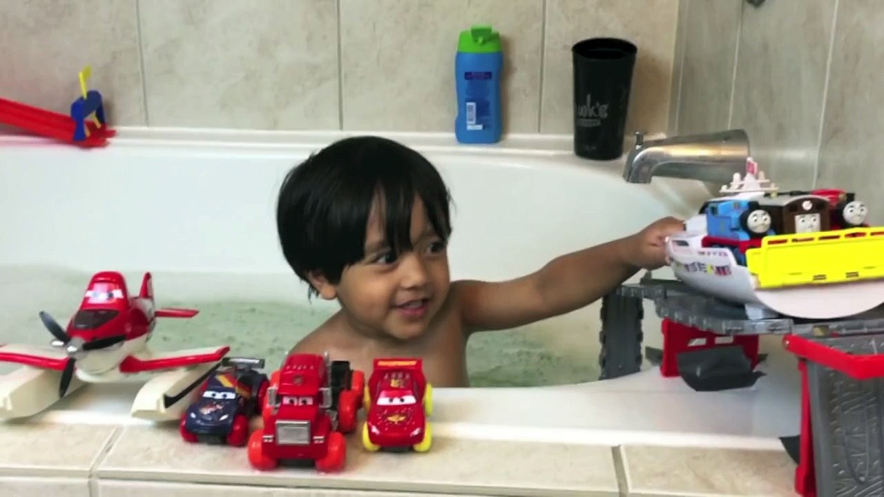 THOMAS AND FRIENDS BATHTIME FUN Accidents will...