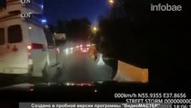 Captaron el momento en el que un paciente a bordo de una ambulancia en movimiento se cayó