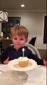 El gracioso momento de un niño al intentar apagar una vela en su cumpleaños