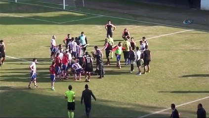 Football : Un joueur pète les plombs et assène un coup de pied à son adversaire