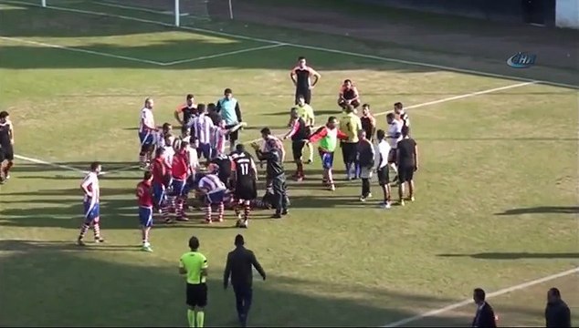 Football : Un joueur pète les plombs et assène un coup de pied à son adversaire