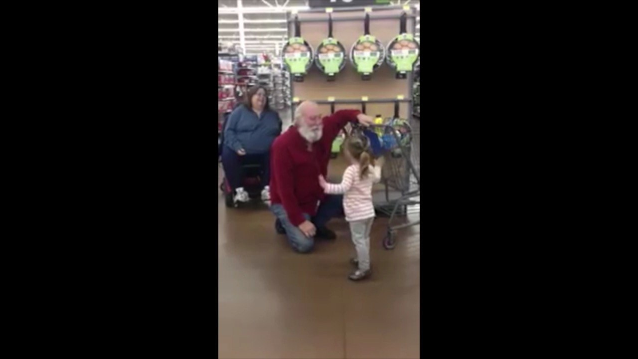 Une fillette confond un vieil homme barbu avec le Père Noël