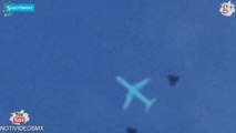 Ufo, Ovni. 2 Ovnis Triangulares Escoltando Avión en Estados Unidos August 2015.