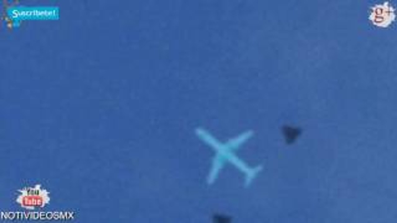 Ufo, Ovni. 2 Ovnis Triangulares Escoltando Avión en Estados Unidos August 2015.