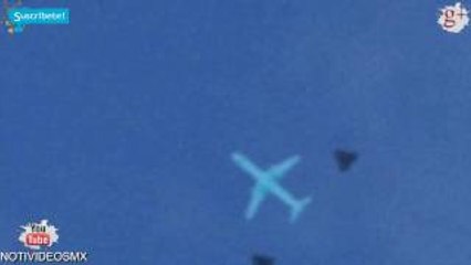 Ufo, Ovni. 2 Ovnis Triangulares Escoltando Avión en Estados Unidos August 2015.
