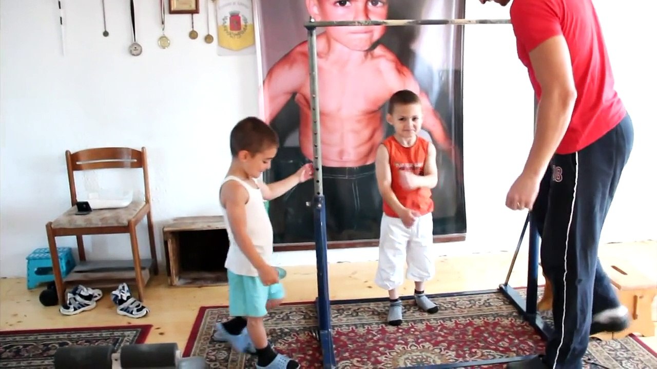 a World Record is a kid of Muscle up