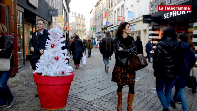 Noël. Achats de dernière minute dans les rues de Saint-Brieuc
