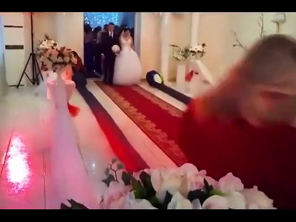 دلہا اور دُلہن کا الیسا استقبال آپ نے پہلے کبھی نہ دیکھا ہو گا ۔۔۔ کمال ہے