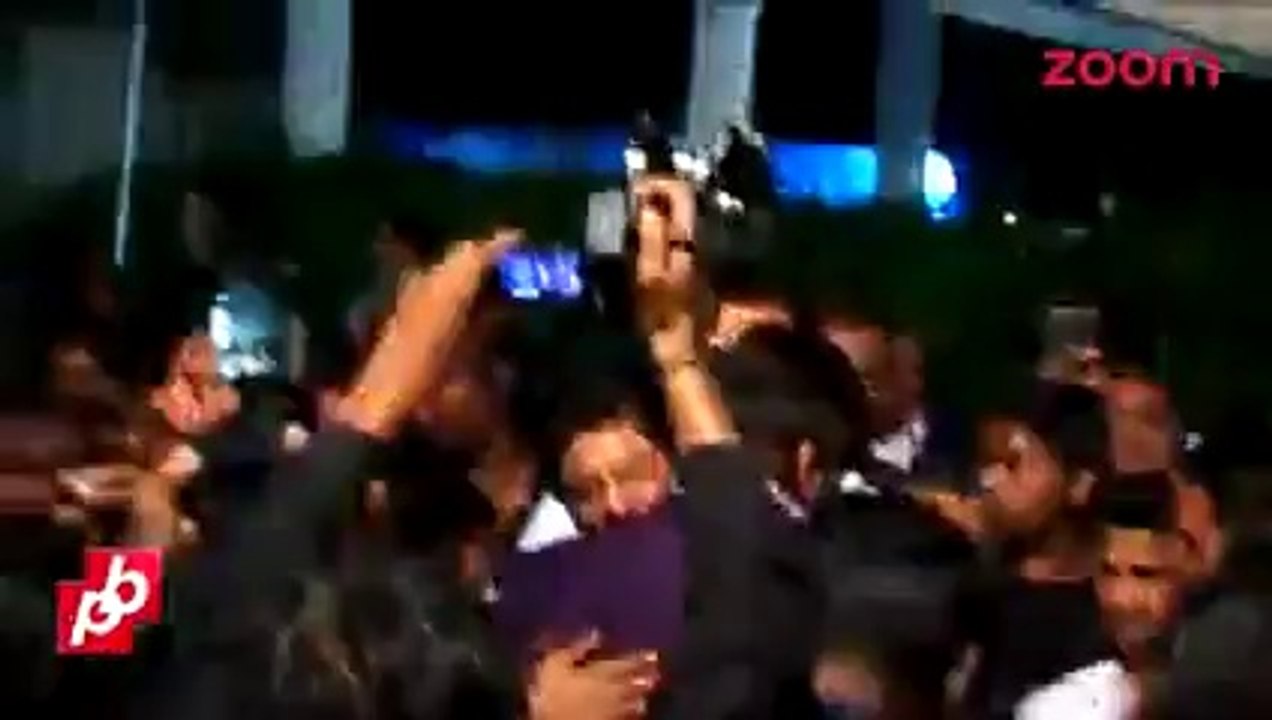 Shah Rukh Khan Hugs & Takes Amitabh Bachchan's Blessings _ Bollywood News