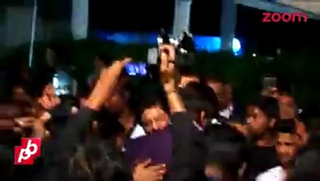 Shah Rukh Khan Hugs & Takes Amitabh Bachchan's Blessings _ Bollywood News