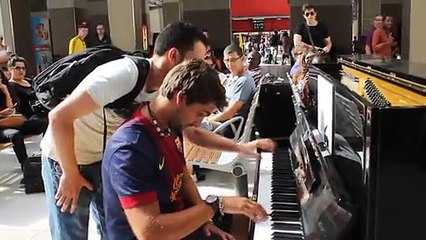 Deux inconnus jouent du piano à la gare dAusterlitz