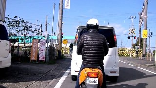 自転車動画　ライフのおっさん、踏切は一時停止ですよ。