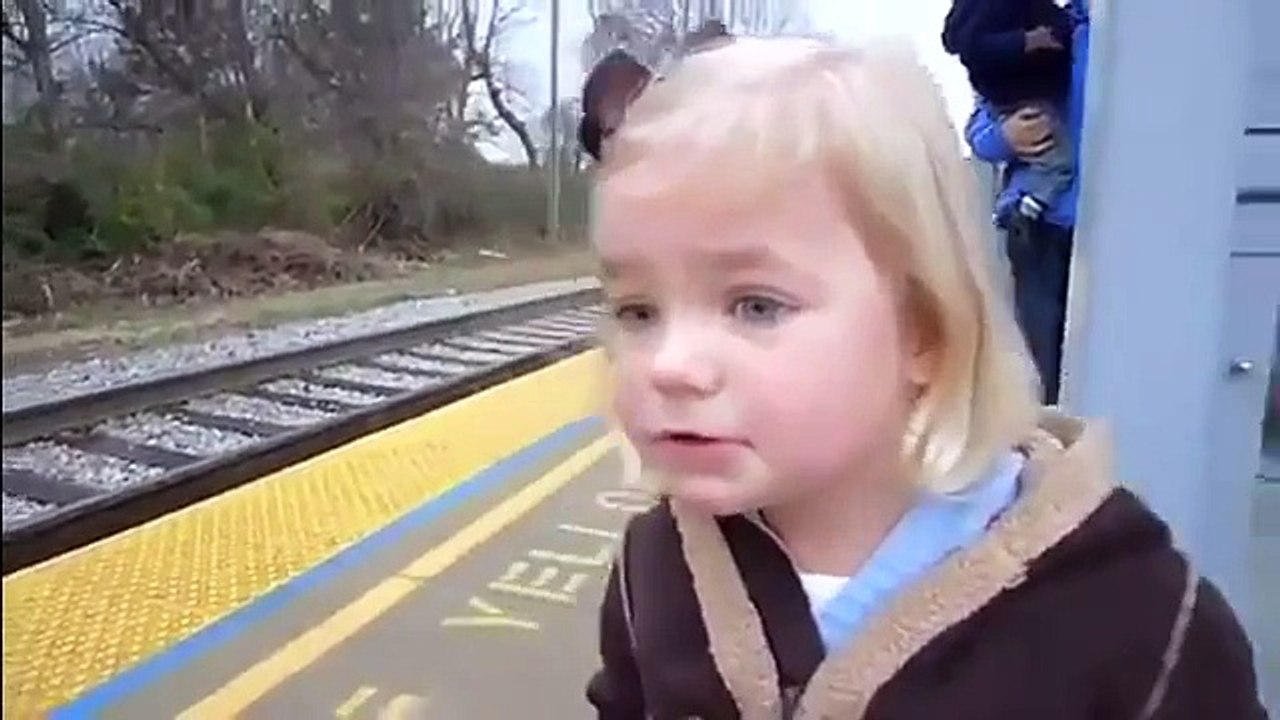 Эмоции маленькой девочки на подарок ко Дню рождения