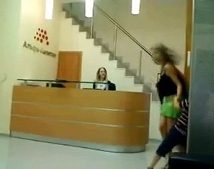 Kratka suknja i nevaspitani klinac u akciji...