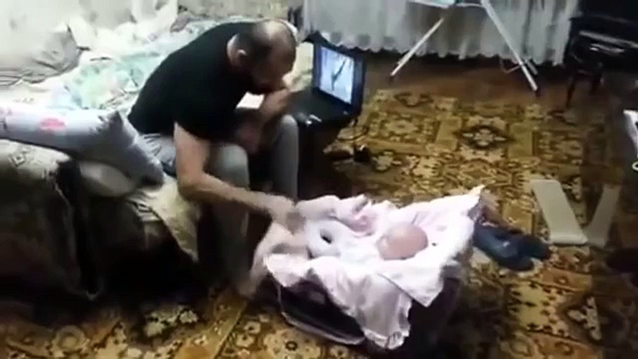 قطة تحمي طفلة من والدها