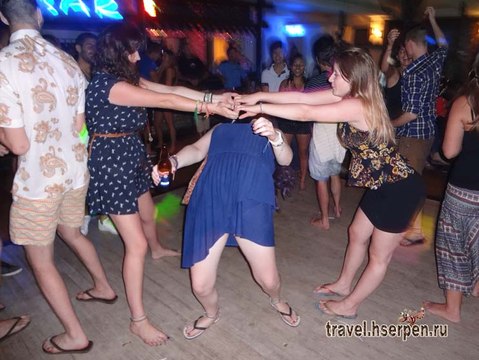 Парень зажигает)))))) такого я еще не видела. Красавчик