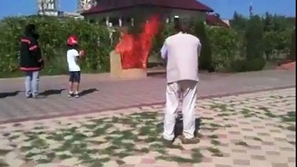 Incroyable une bombe  pour éteindre le feu