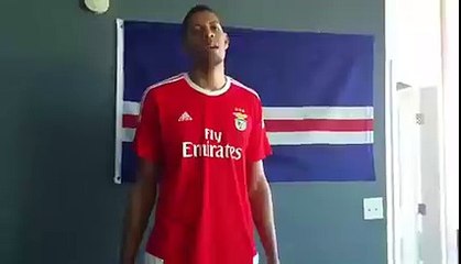 Jogador da NBA deseja Feliz Natal com a camisola do Benfica !