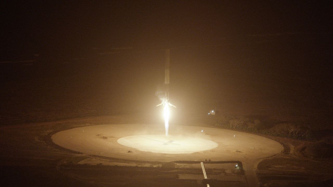 La fusée SpaceX réussit son atterrissage après un vol orbital