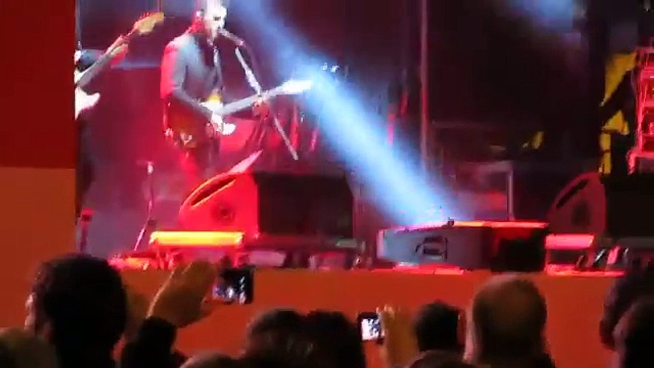 Вячеслав Бутусов исполнил песню В. Цой Звезда по имени Солнце. Live. Екатеринбург 15.08.2015