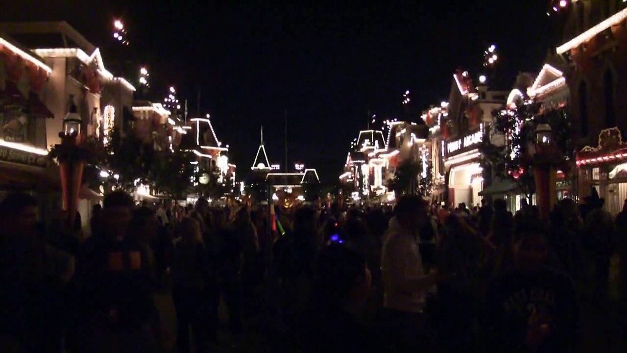 Disney Camcorder: Canon Vixia HF100 vs Sony CX12 lowlight in Disneyland Comparison
