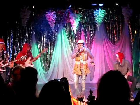 vMetro - «Разговор со счастьем», «Калинка» (Театр на Коломенской, Новый год-2012) (Ирина Рыбакова-Савельева)