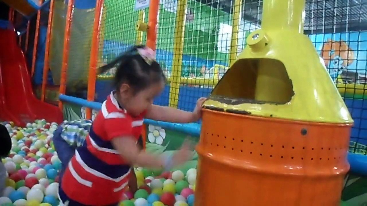 Les tout-petits et les Enfants, à lIntérieur de laire de Jeux, Trampoline, etc . Amusant 2015