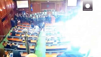 Kosova meclisinde gaz bombaları dinmiyor