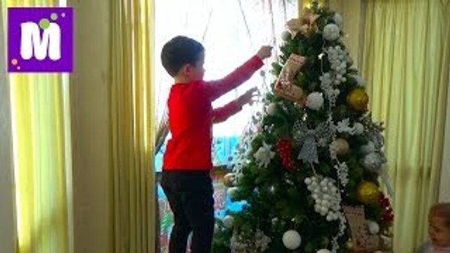 Макс наряжает Новогоднюю елку игрушками и декорируем дом Decoration New Year Tree