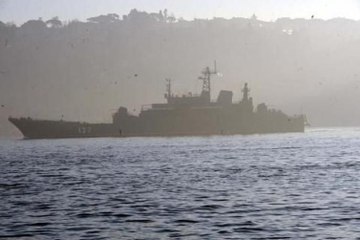 Rus savaş gemisi Boğaz'dan böyle geçti