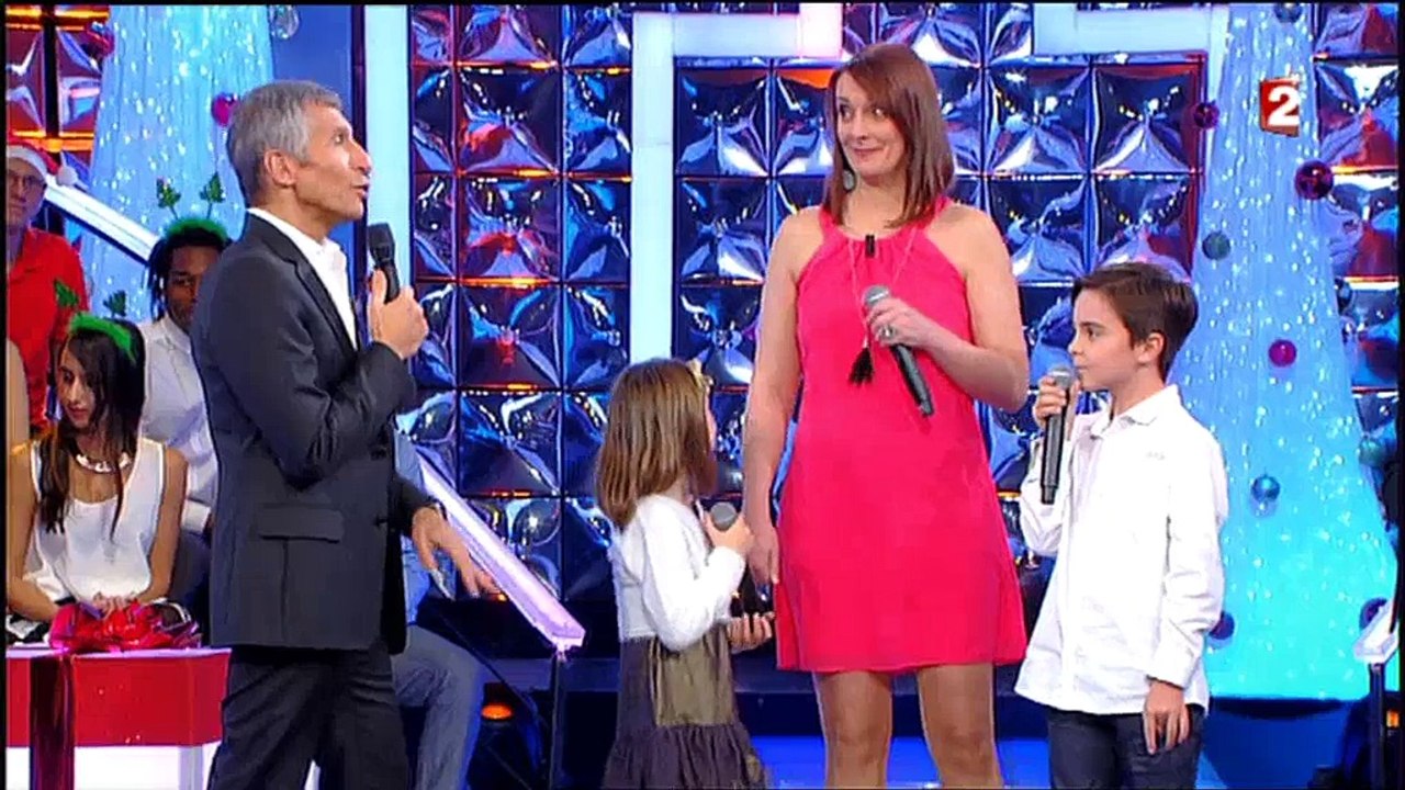 Nagui taquine des enfants dans "N'oubliez pas les paroles" - Regardez