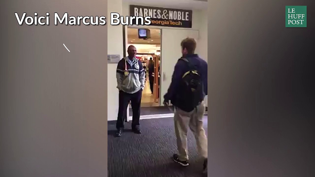 Un agent de sécurité d'université ému aux larmes par le cadeau de Noël des étudiants