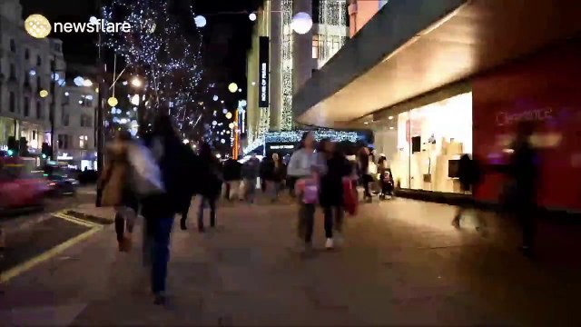 London's Oxford Street packed with last-minute xmas shoppers