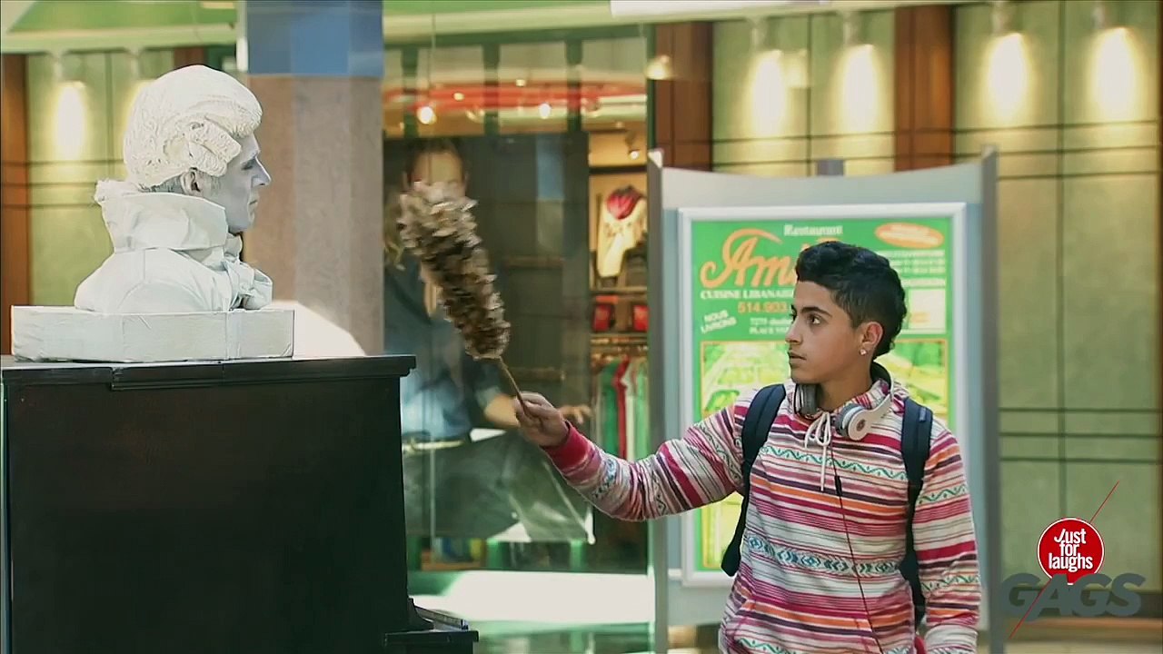 Sneezing Statue Prank
