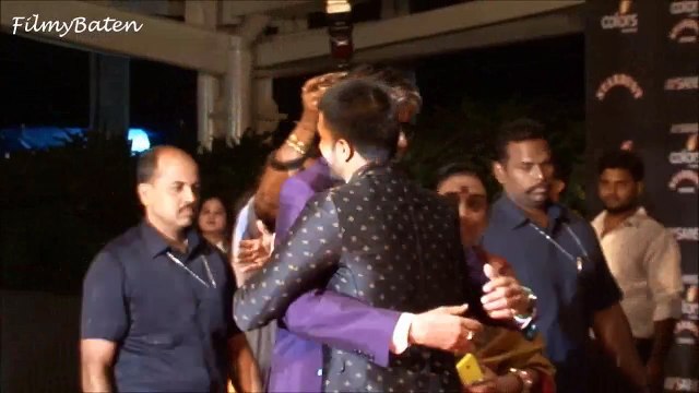 Amitabh Bachchan CUDDLES Ranveer Singh at Stardust Awards 2015