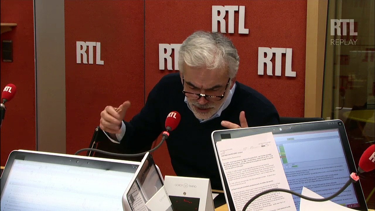 "Au dîner de Noël, il y a les vivants et les fantômes", lâche Pascal Praud